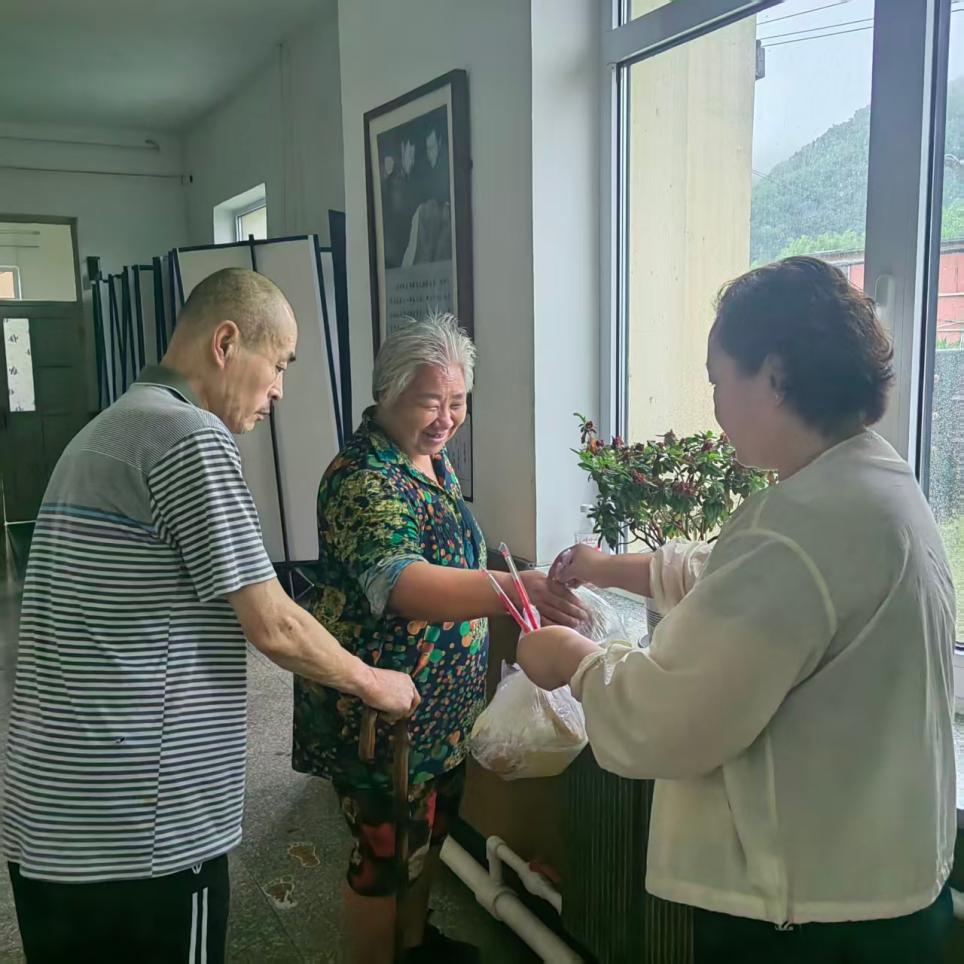 清原县北三家镇政府为安置点群众送早餐