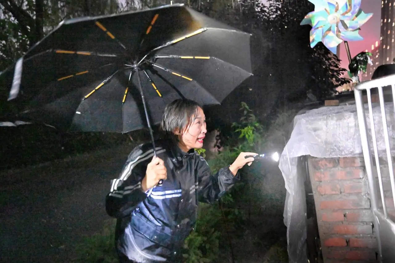 郑丹丹挨家挨户敲门提醒村民撤离。抚顺市委宣传部供图