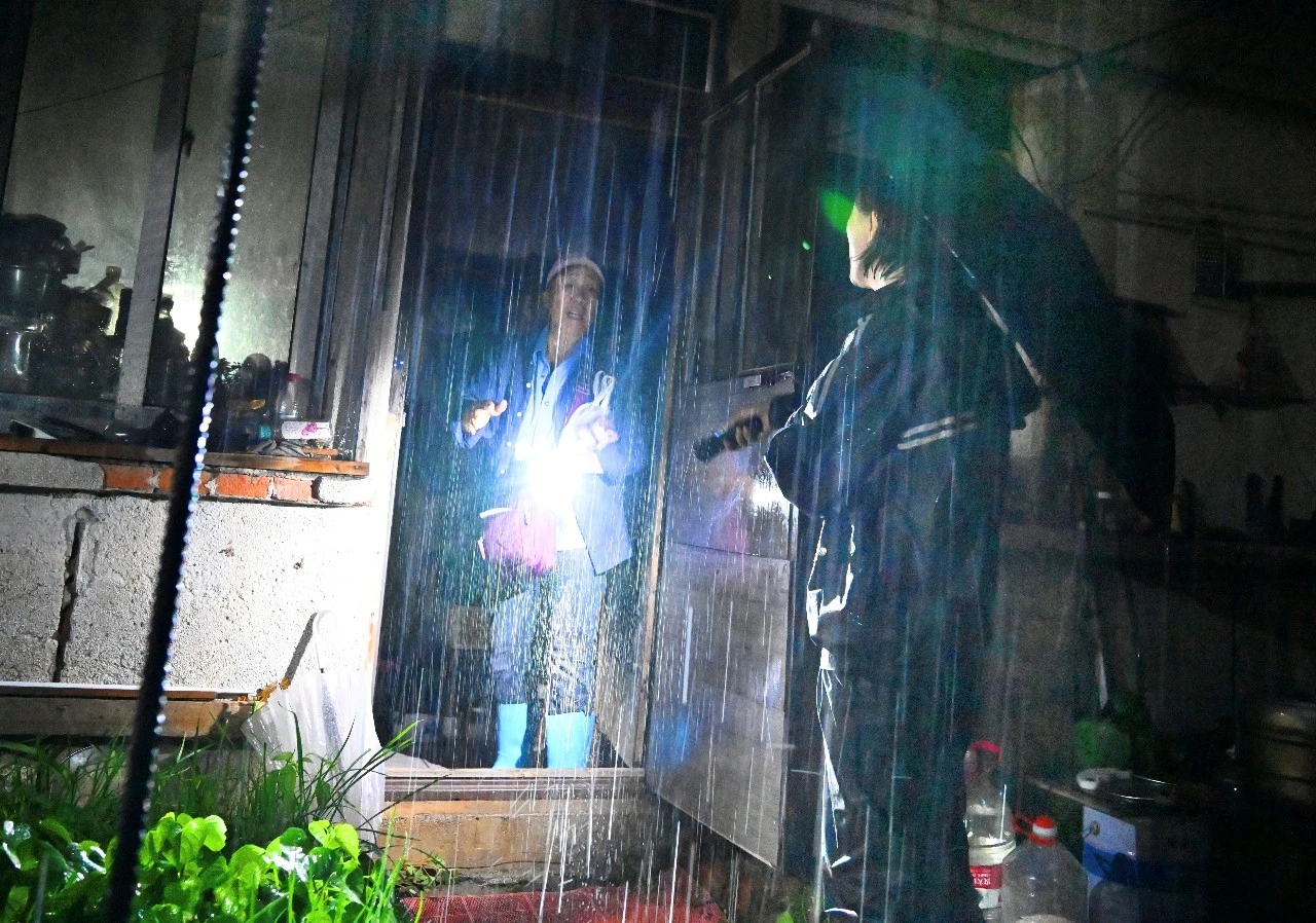 郑丹丹冒雨耐心劝导村民撤离。抚顺市委宣传部供图